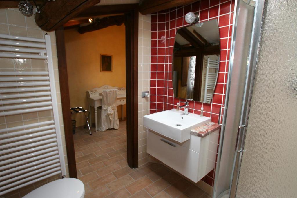 A bathroom at Medieval House