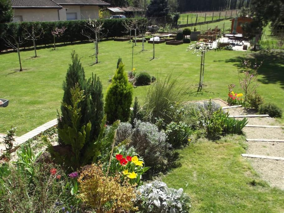 Vonkajšia záhrada v ubytovaní Gîte les Noisetiers Maison familiale avec piscine