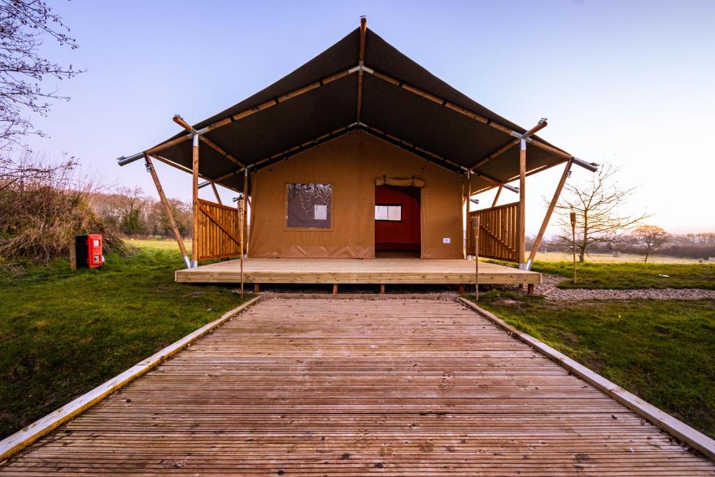 レクサムにあるArcadia Safari Tent in private 5 acre fieldのギャラリーの写真