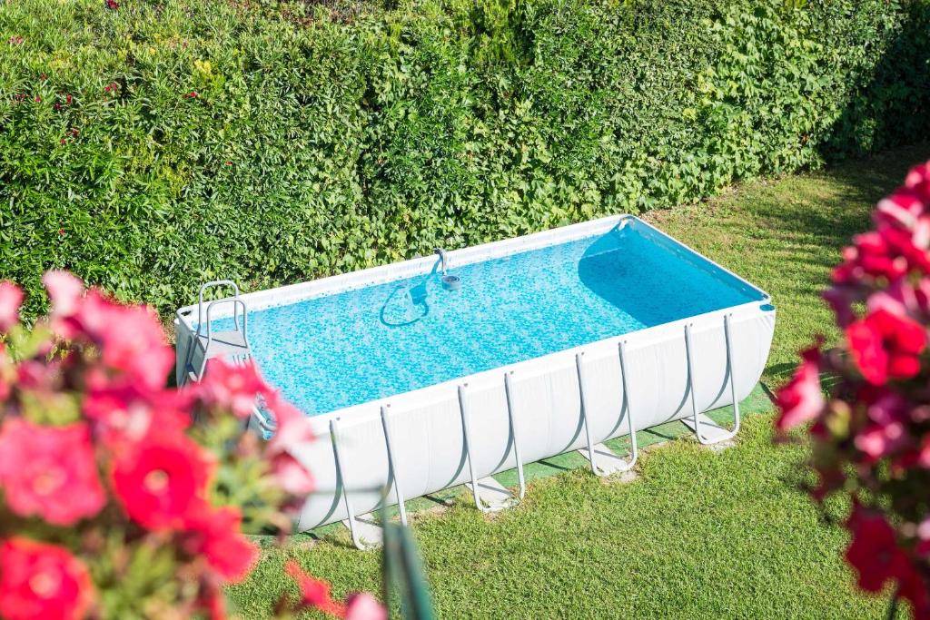 Bazén v ubytovaní B&B Il Girasole alebo v jeho blízkosti