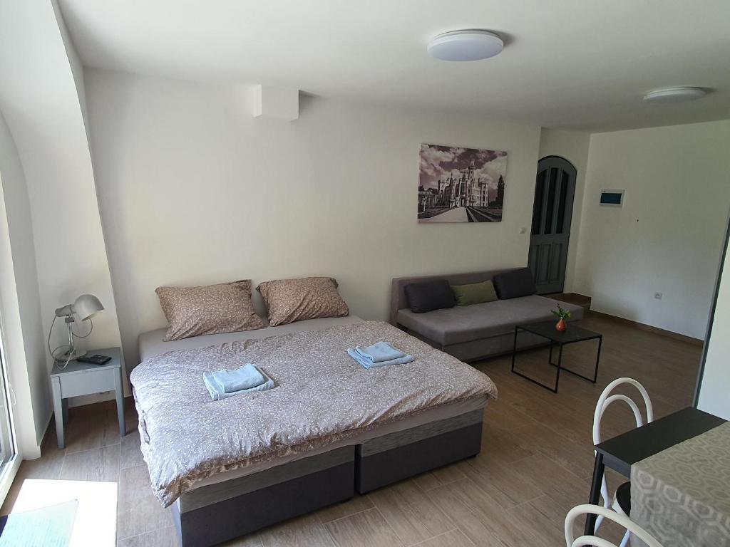 Postel nebo postele na pokoji v ubytování Apartmány ČERNÝ KOHOUT