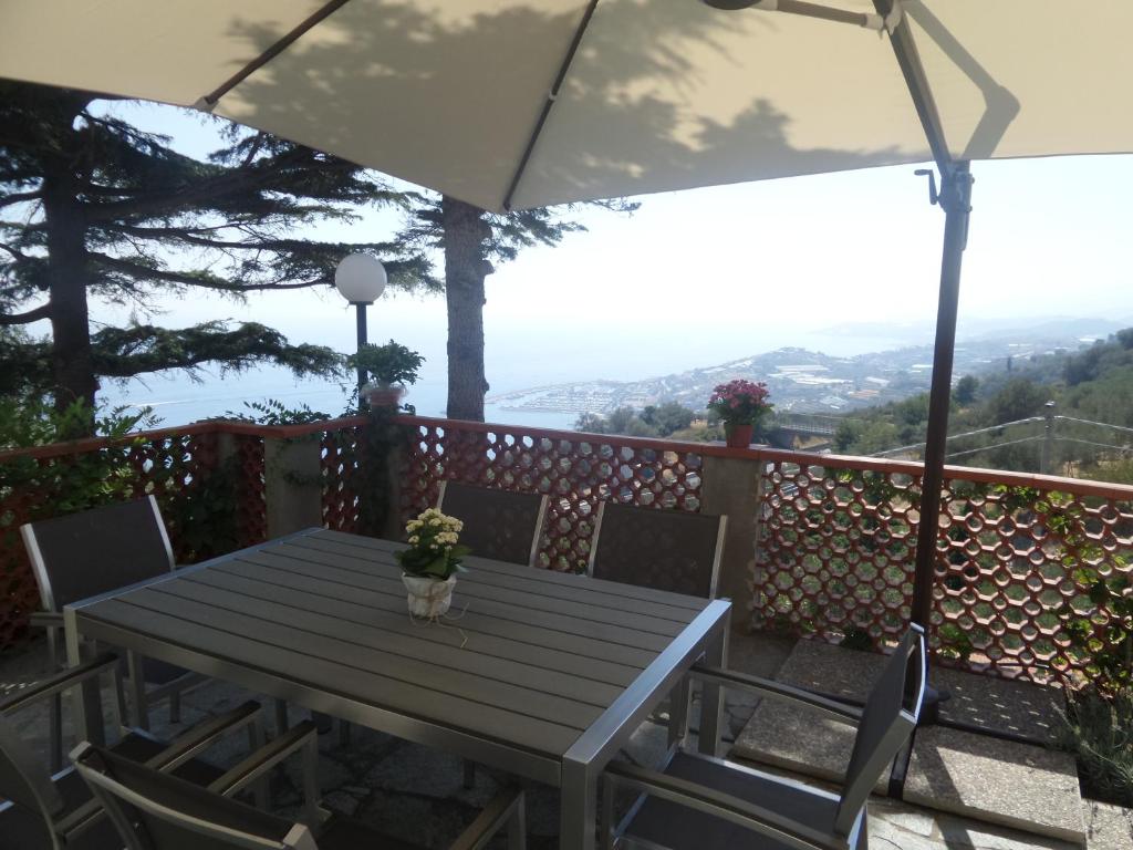 una mesa y sillas en un balcón con vistas en Tramonti e mare 2, en Cipressa