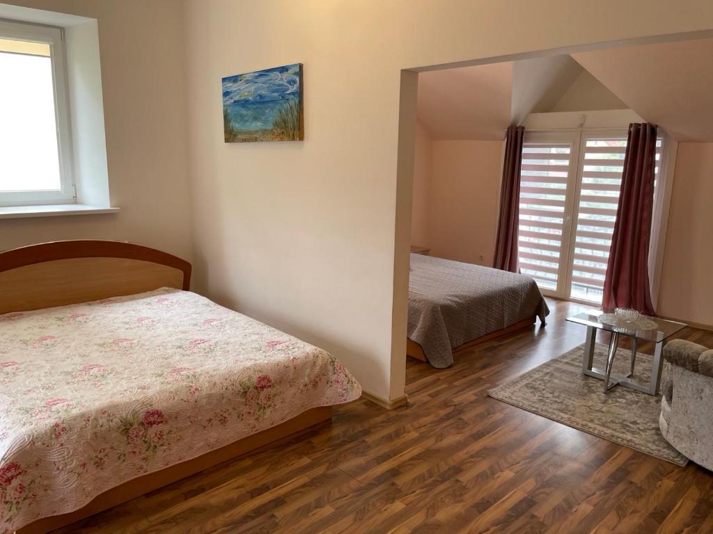 sypialnia z 2 łóżkami i lustrem w obiekcie Irena Apartaments w Połądze