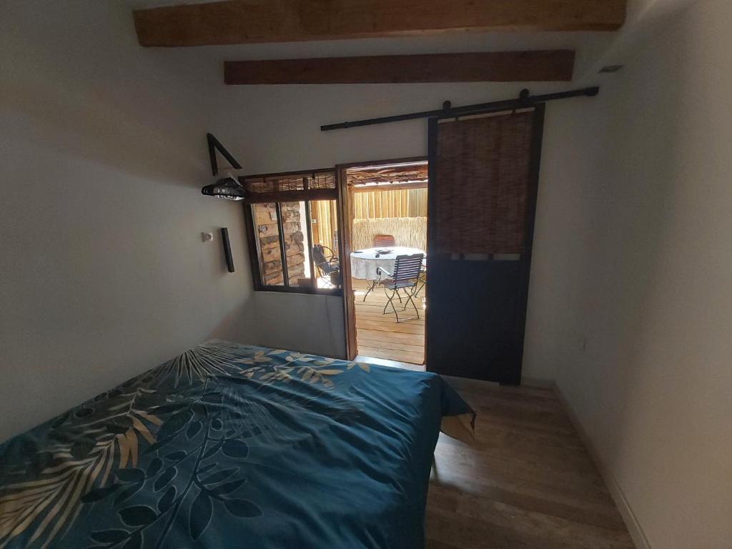 Schlafzimmer mit einem Bett und einer Tür zu einer Terrasse in der Unterkunft In Casa in Casta