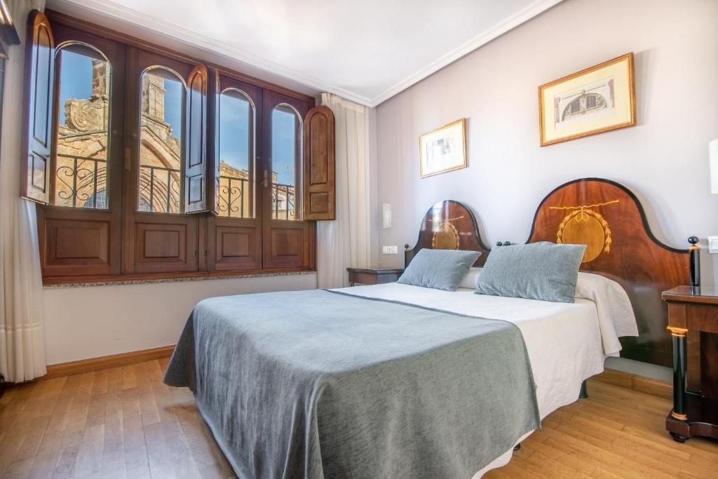 Кровать или кровати в номере Hospedium Plaza Mayor Salamanca