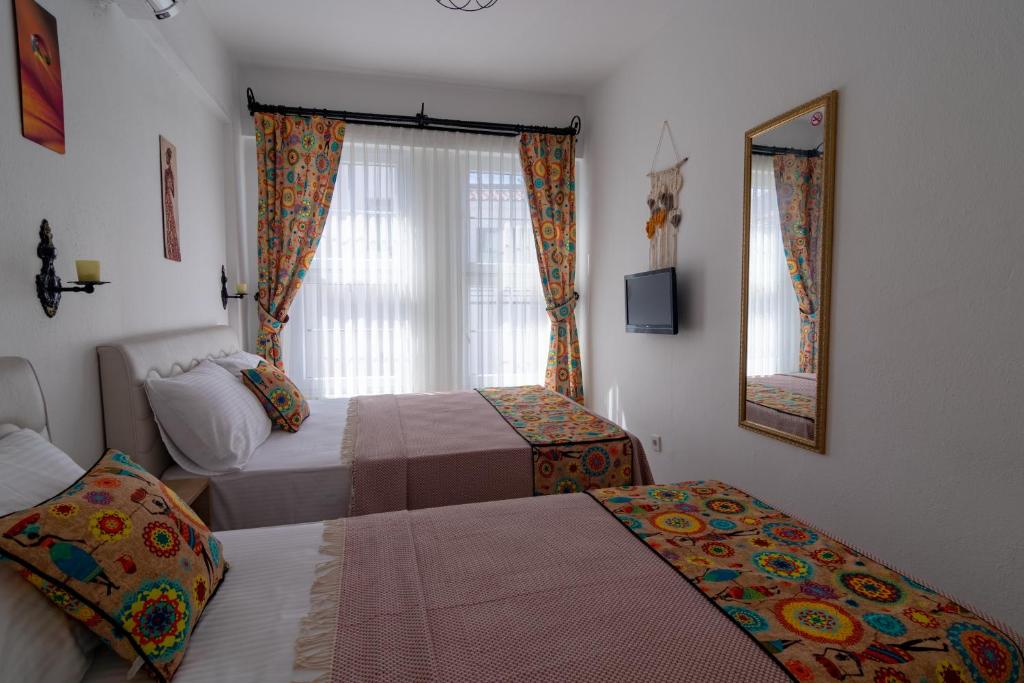 Bozcaada e2 Deniz Otel - Drievoudige Kamer Met Uitzicht Op De Tuin