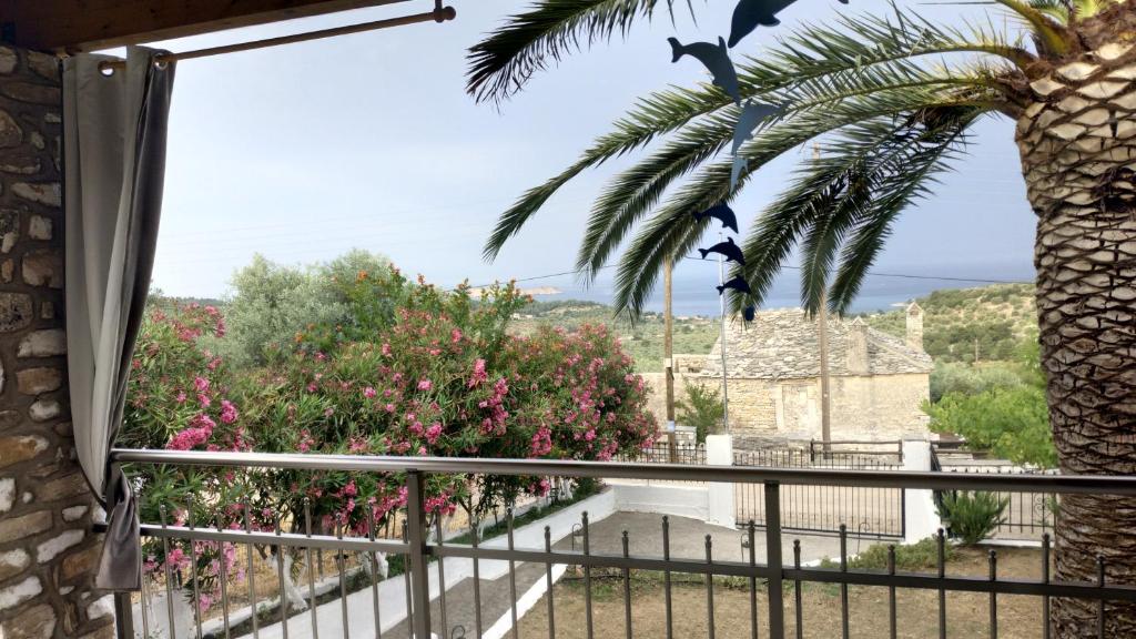 una vista dal balcone di una villa di Palm Villa ad Astrís