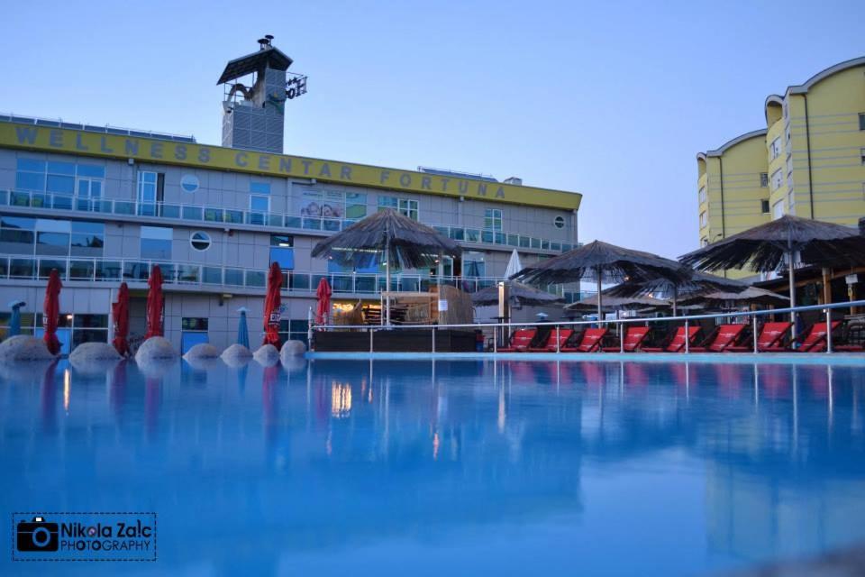 duży basen z wodą przed budynkiem w obiekcie Hostel Fortuna w mieście Banja Luka
