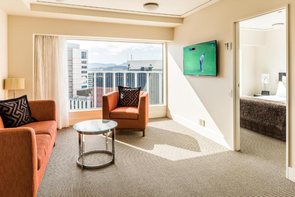 TV a/nebo společenská místnost v ubytování Bolton Hotel