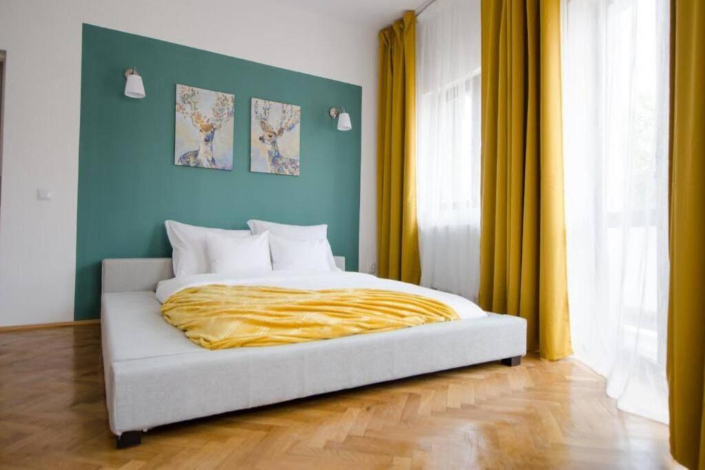 เตียงในห้องที่ Stylized and modern apartment in Bucharest