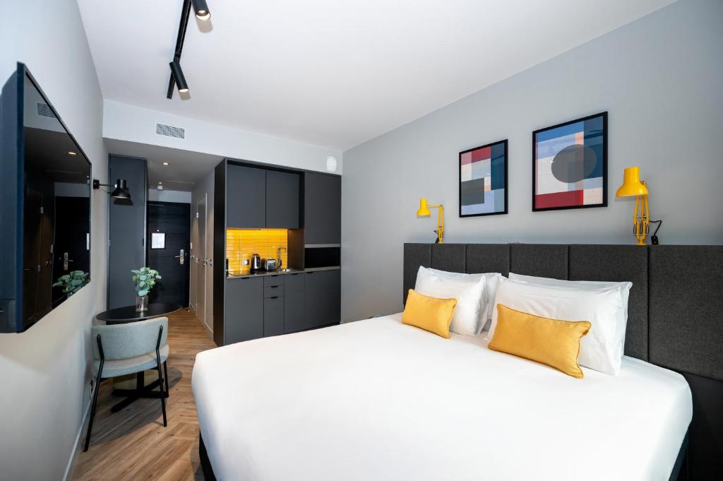 En eller flere senger på et rom på Staycity Aparthotels Paris La Defense