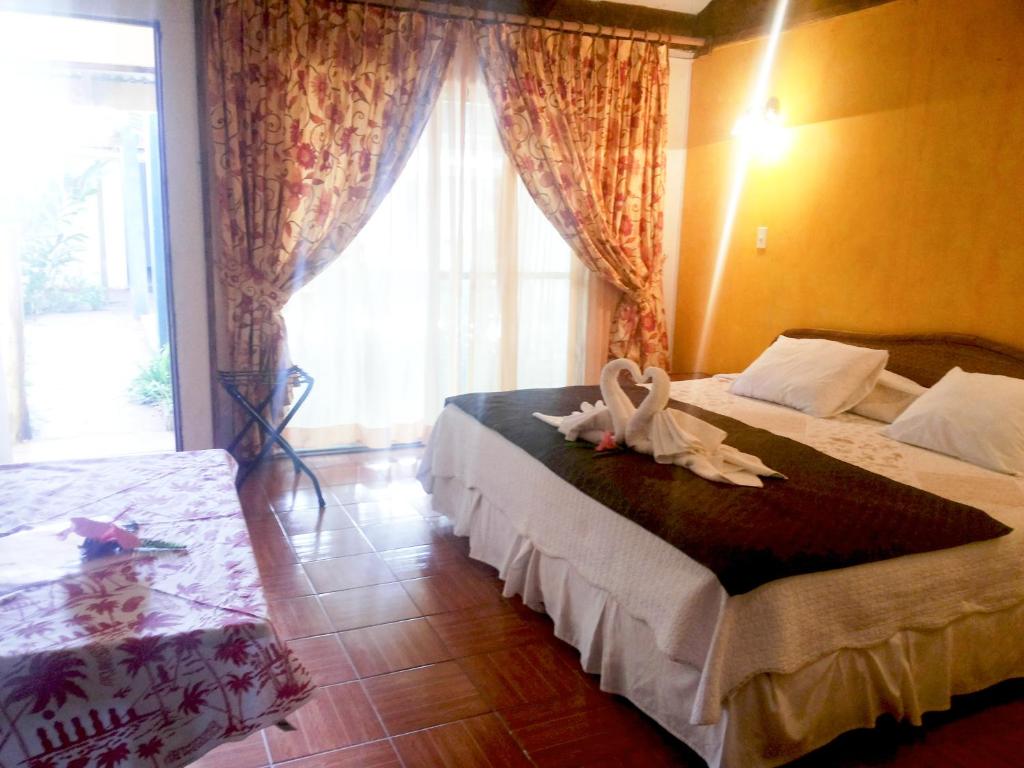 Tupa Hotel - Viervoudige Kamer Met Uitzicht Op De Tuin