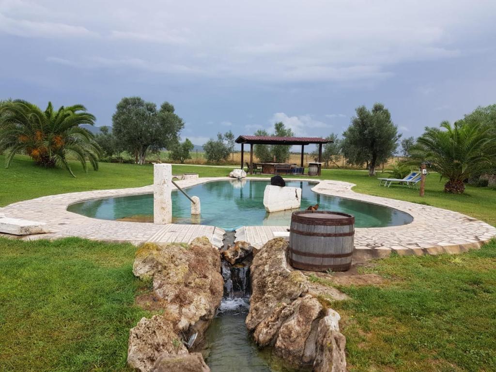 uma piscina com uma fonte de água num parque em Casa Daniele em Canino