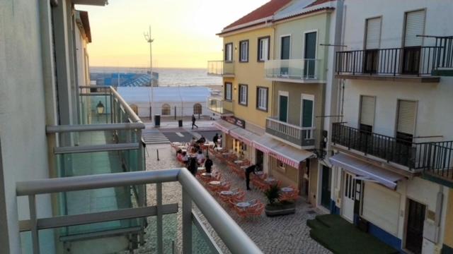 een balkon met uitzicht op een straat bij Blue Sea Nazaré Apartament in Nazaré