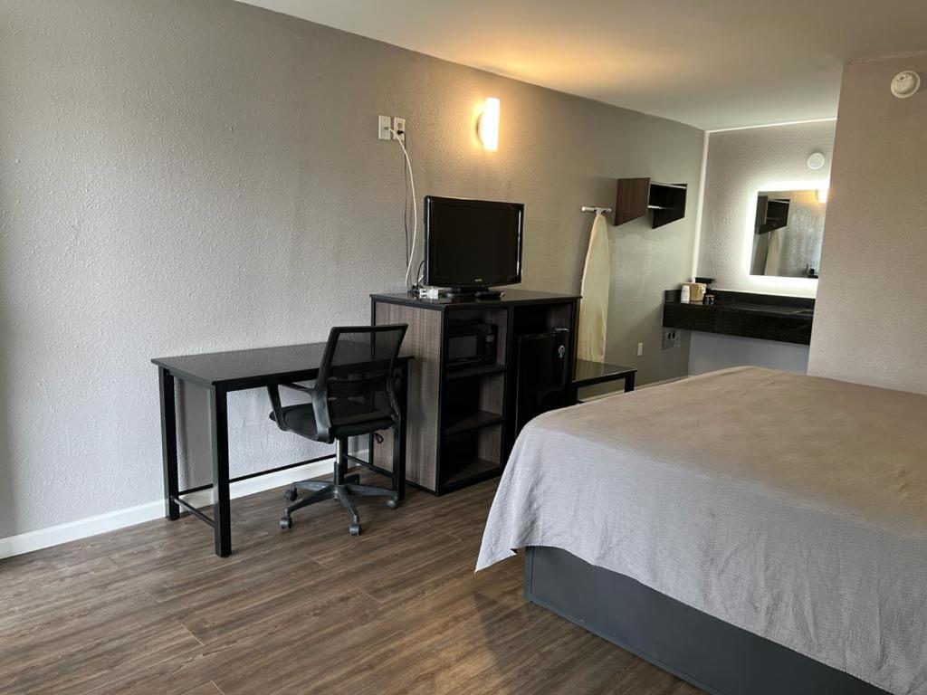 Cama ou camas em um quarto em Key West Inn - Tuscumbia