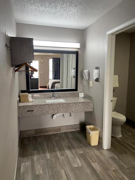 Um banheiro em Key West Inn - Tuscumbia