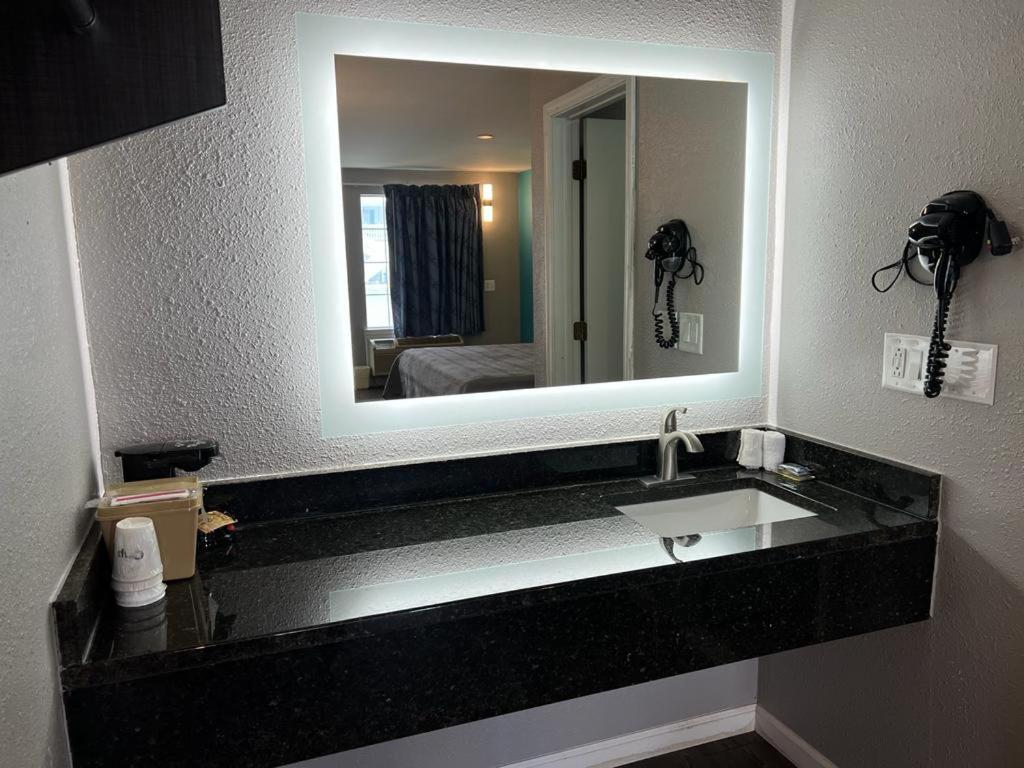 Um banheiro em Key West Inn - Tuscumbia