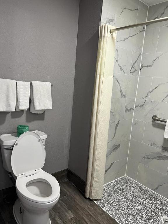 Um banheiro em Key West Inn - Tuscumbia