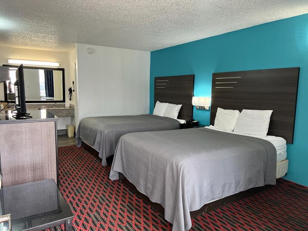 Cama ou camas em um quarto em Key West Inn - Tuscumbia