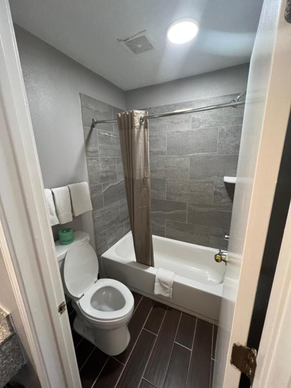 Um banheiro em Key West Inn - Tuscumbia