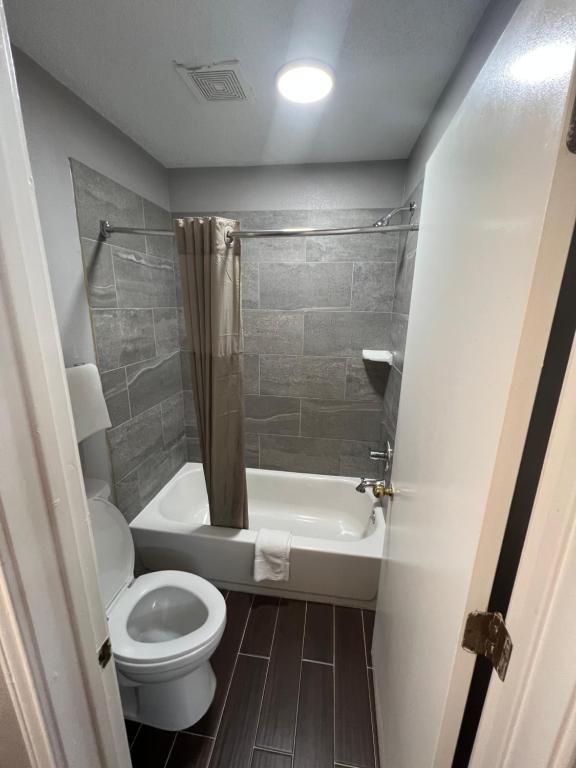 Um banheiro em Key West Inn - Tuscumbia