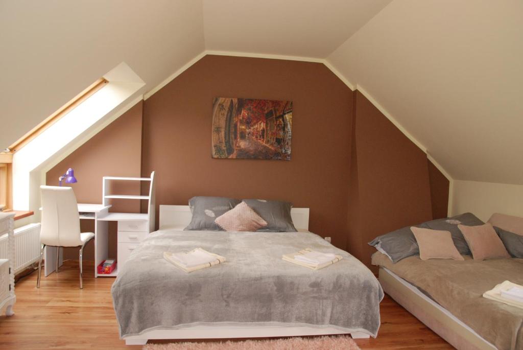 ein Schlafzimmer mit einem Bett im Dachgeschoss in der Unterkunft Apartament Vistula in Wisła