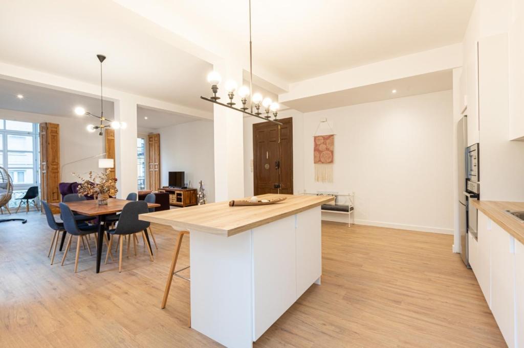 A kitchen or kitchenette at Lujo, comodidad y espacio Gijon centro