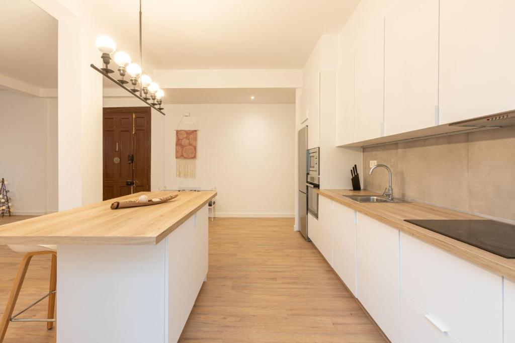 A kitchen or kitchenette at Lujo, comodidad y espacio Gijon centro