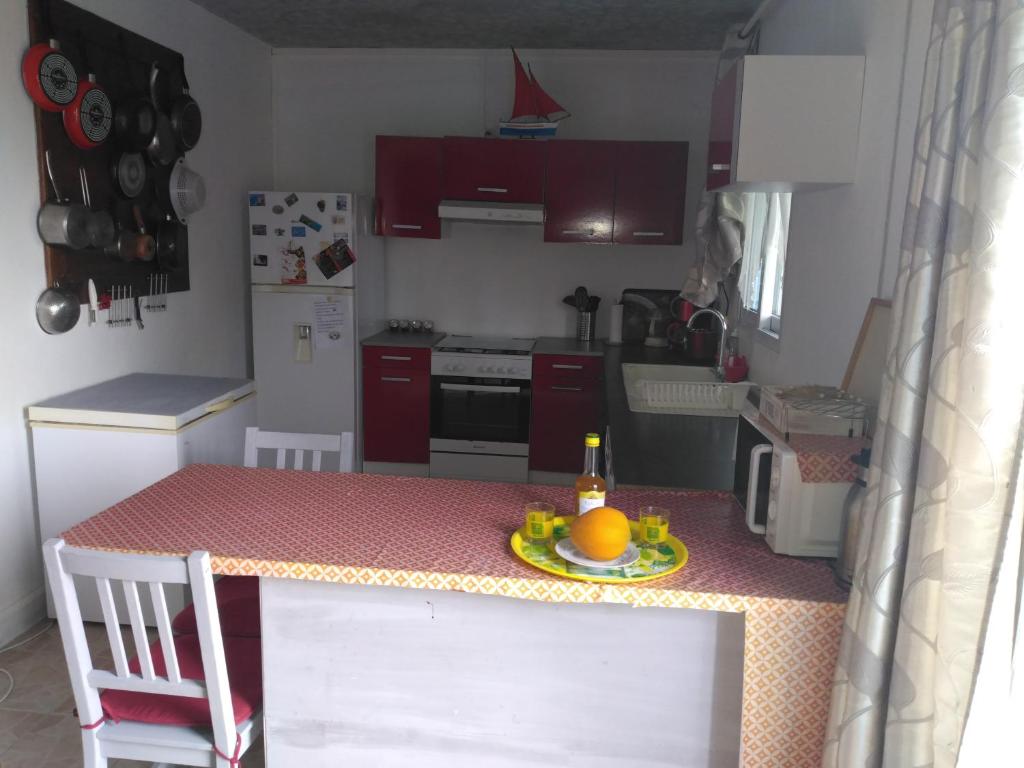 Kuchyň nebo kuchyňský kout v ubytování Maison chaleureuse avec vue sur mer