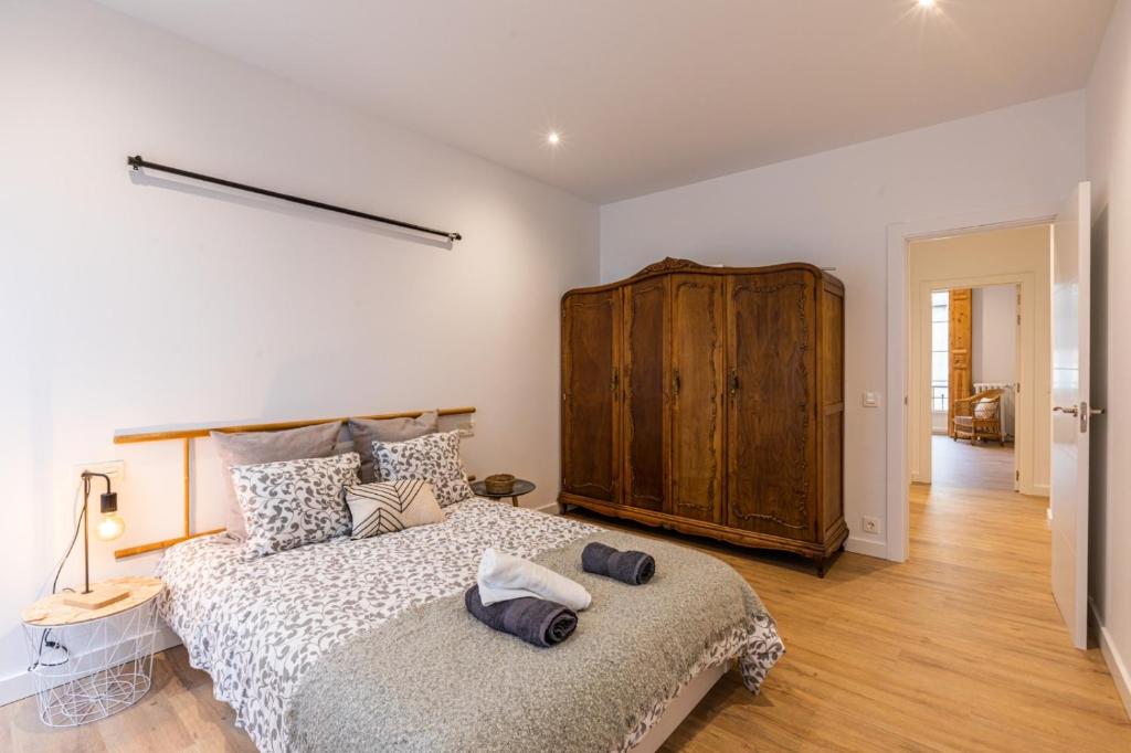 A bed or beds in a room at Lujo, comodidad y espacio Gijon centro