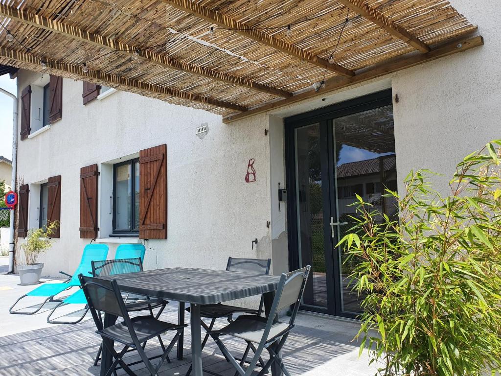 een zwarte tafel en stoelen op een patio bij LA PIERRINA - Marmotte - Appart 3 étoiles in Aix-les-Bains