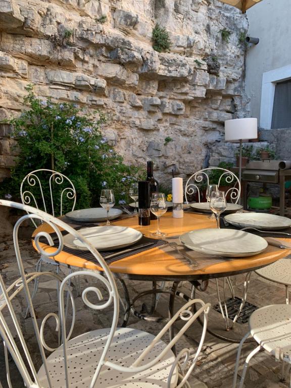 Patio alebo iná vonkajšia časť ubytovania Le haut plan VÉZÉNOBRES