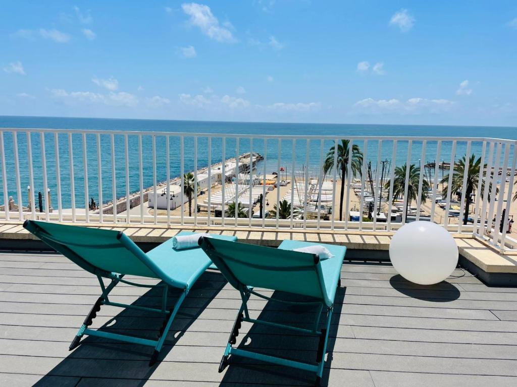 - deux chaises sur un toit avec vue sur l'océan dans l'établissement Ático con Fantásticas Vistas al Mar y la iglesia, à Sitges