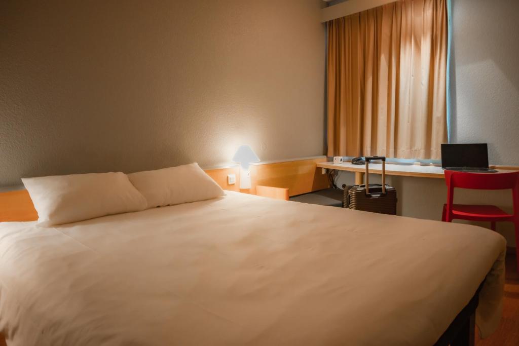 Postel nebo postele na pokoji v ubytování ibis Colmar Est - Hotel Restaurant en Alsace