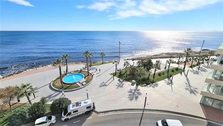 トレビエハにあるPrecioso ático frente al mar. Torrevieja playas.の駐車場に駐車した車両のビーチの景色