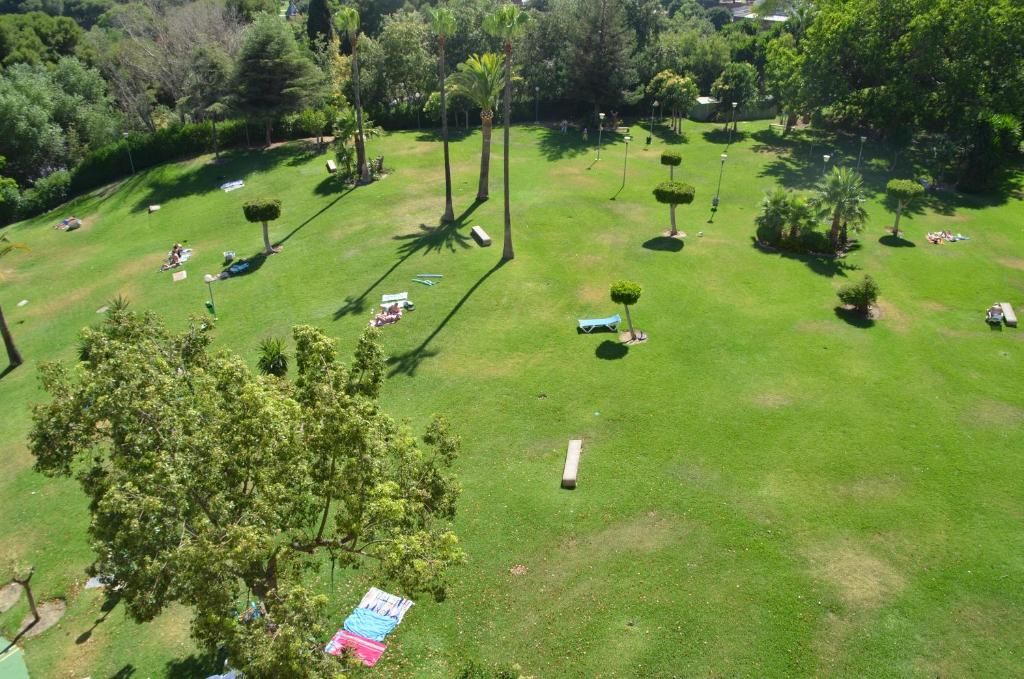 widok na park z ludźmi w obiekcie Estudio Minerva 429, Costa del Sol w mieście Benalmádena