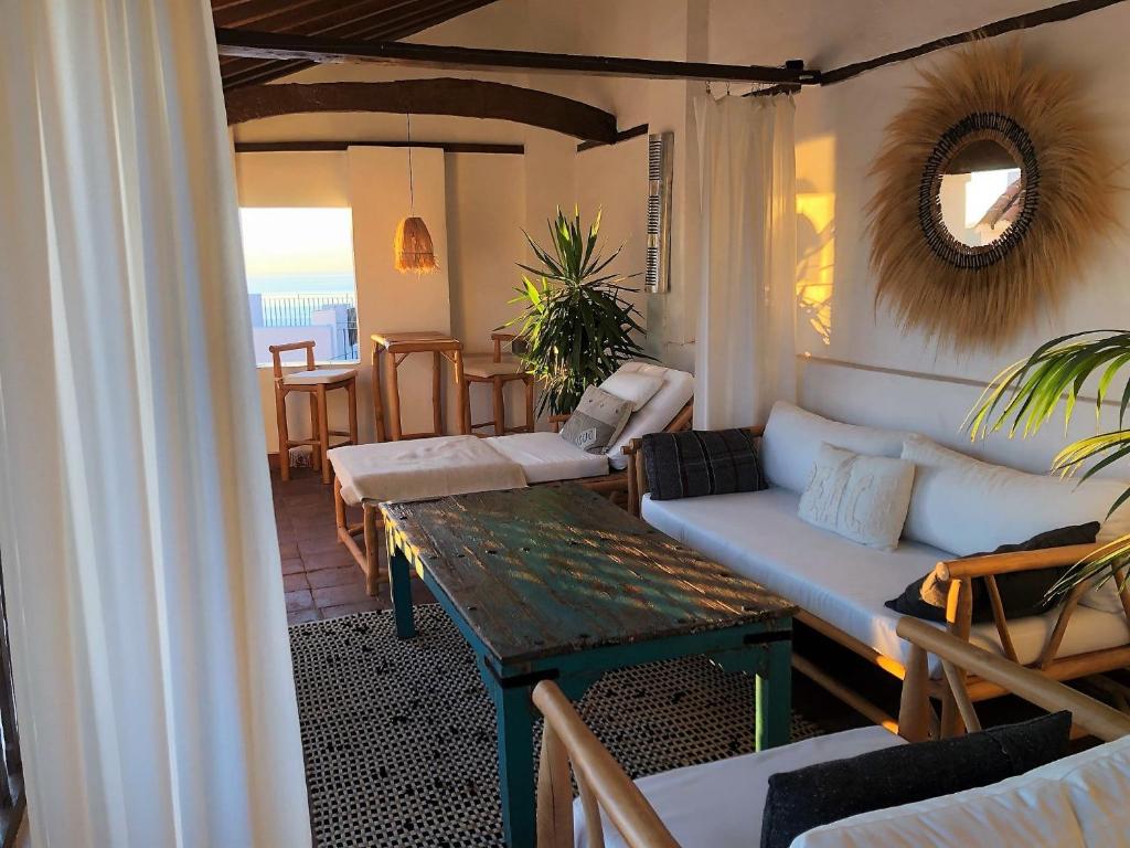 una sala de estar con un sofá y una mesa en Limonero bnb, en Gualchos