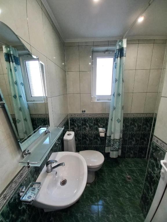A bathroom at Guest House Rona - Free Parking and Sea View