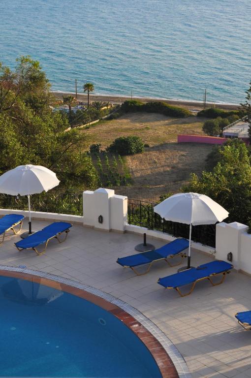 Basen w obiekcie Holiday Apartments Maria with pool and Gorgeous View - Agios Gordios Beach lub w pobliżu