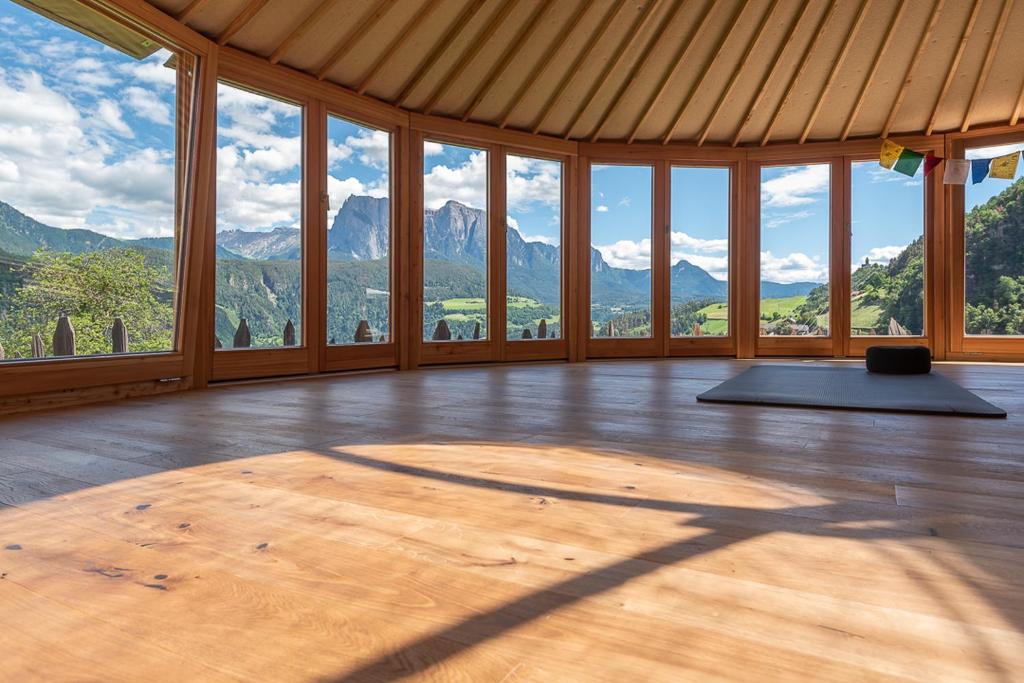 Nespecifikovaný výhled na hory nebo výhled na hory při pohledu z hotelu