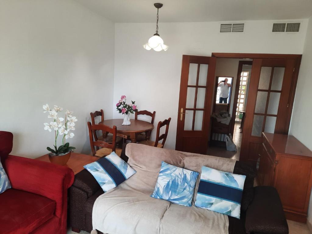 Posezení v ubytování Central 2-Bed Apartment in Estepona Port