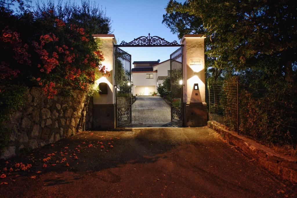 an entrance to a gate to a house at La Gesina B&B in Piano di Sorrento