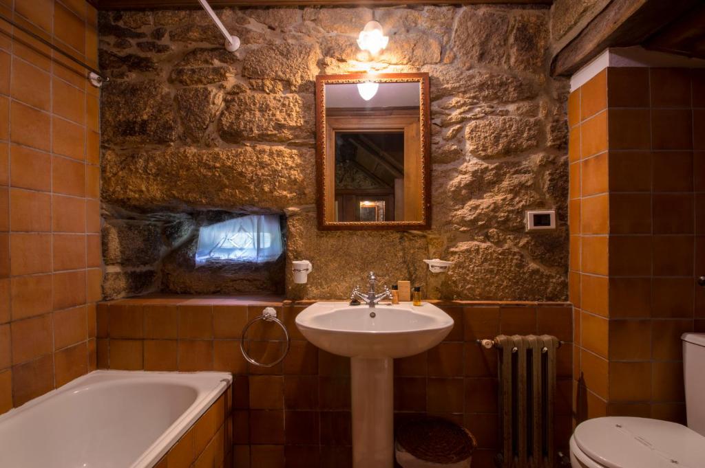 A bathroom at Fervenza Casa Grande & Restaurante