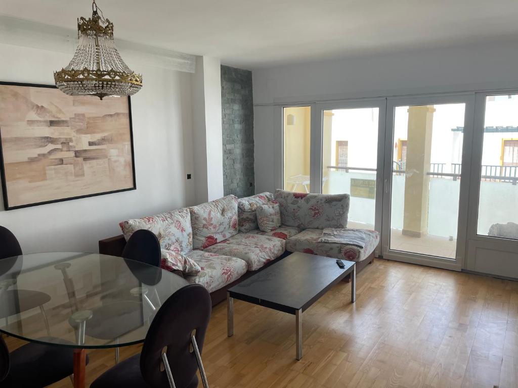 uma sala de estar com um sofá e uma mesa de vidro em Apartamento Elobey Cabo de Gata em Cabo de Gata