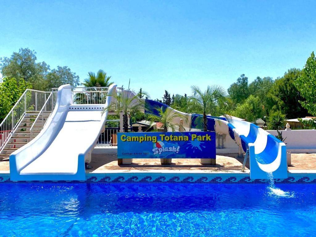 Un tobogán de agua en una piscina en un parque en Camping Totana Park, en Totana