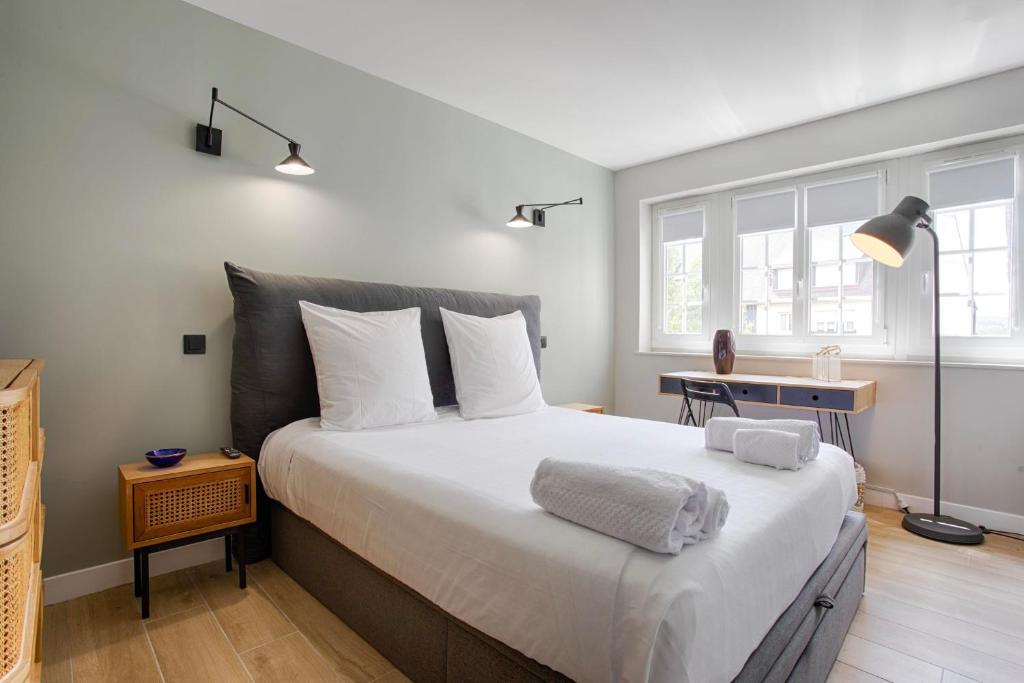 1 dormitorio con 1 cama grande y escritorio en Castel Saint Clair - Trois Pièces - Deauville Centre en Deauville