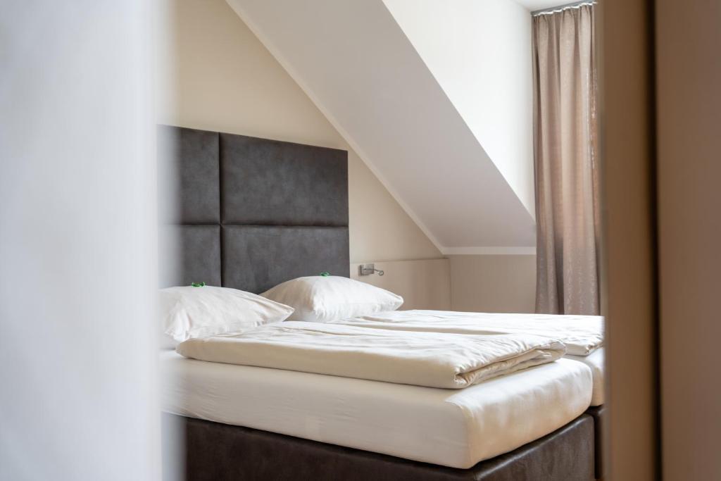 Postel nebo postele na pokoji v ubytování eee Hotel Perg