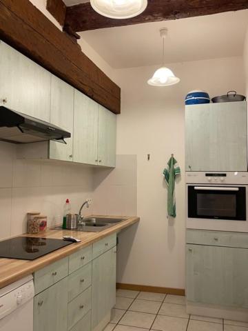 Kuchyňa alebo kuchynka v ubytovaní Appt spacieux, charme de la pierre Catalane