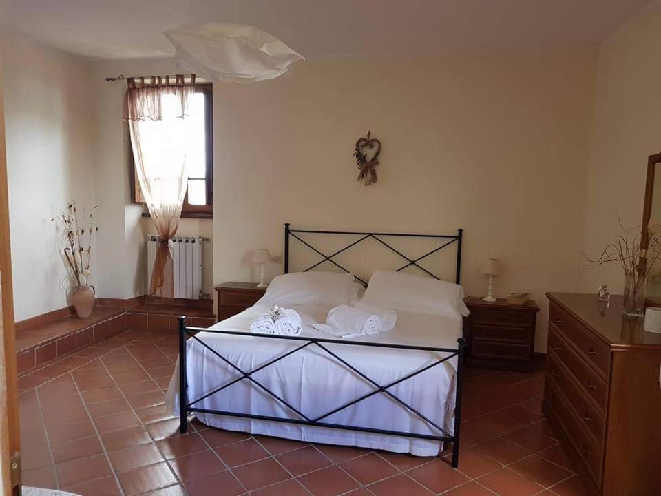1 dormitorio con 1 cama con sábanas blancas y ventana en Antico Casale '700 appartamento GIRASOLE, en Umbertide