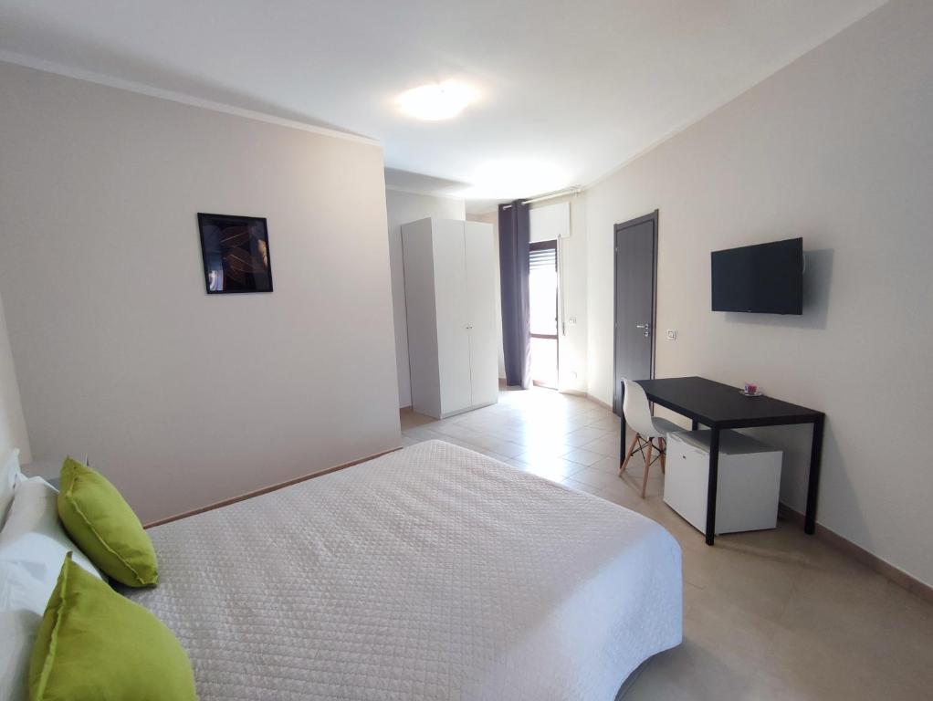 Televízia a/alebo spoločenská miestnosť v ubytovaní Cristian Rooms